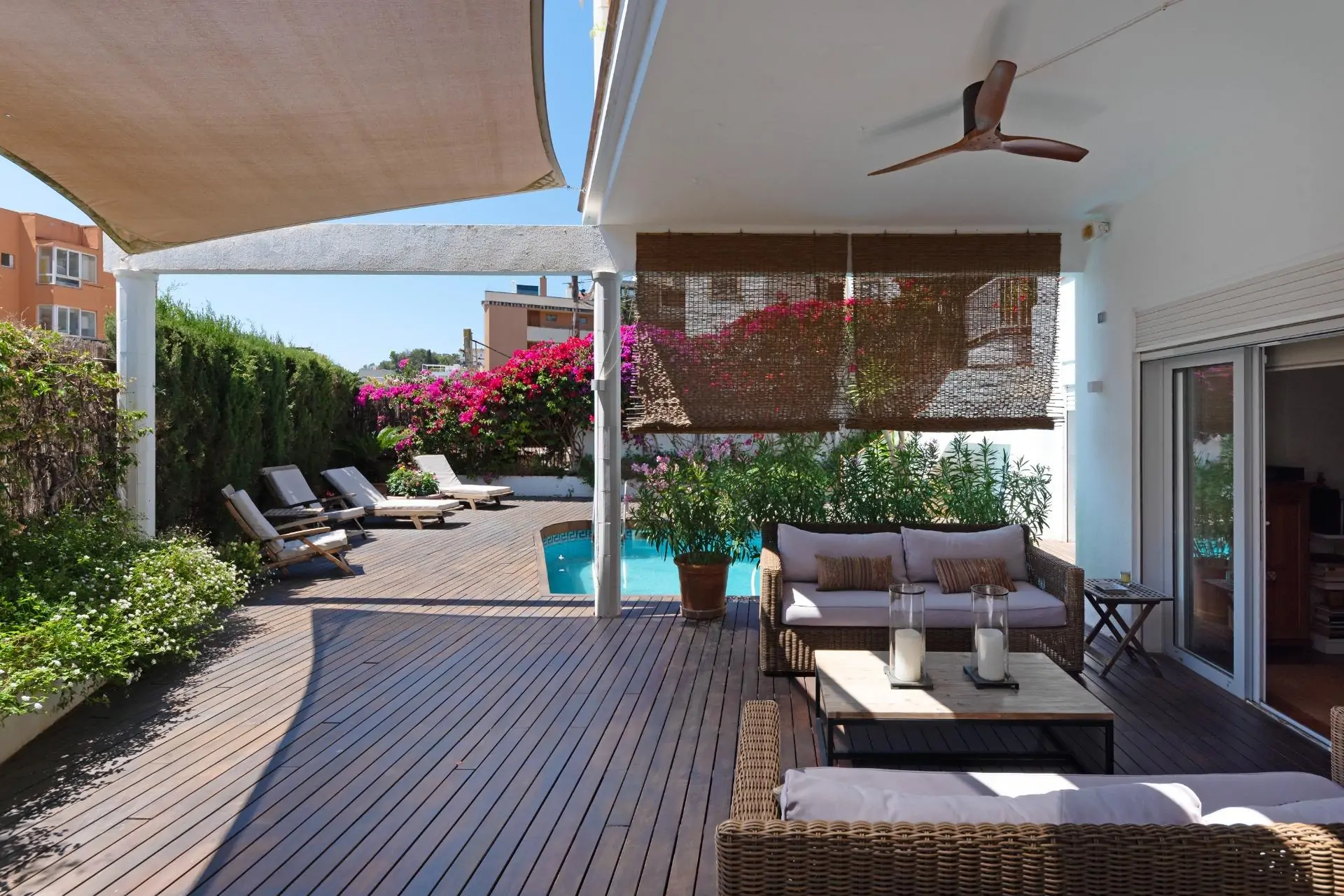 Bonita casa con vistas parciales al mar en San Agust&iacute;n con piscina y jard&iacute;n privado