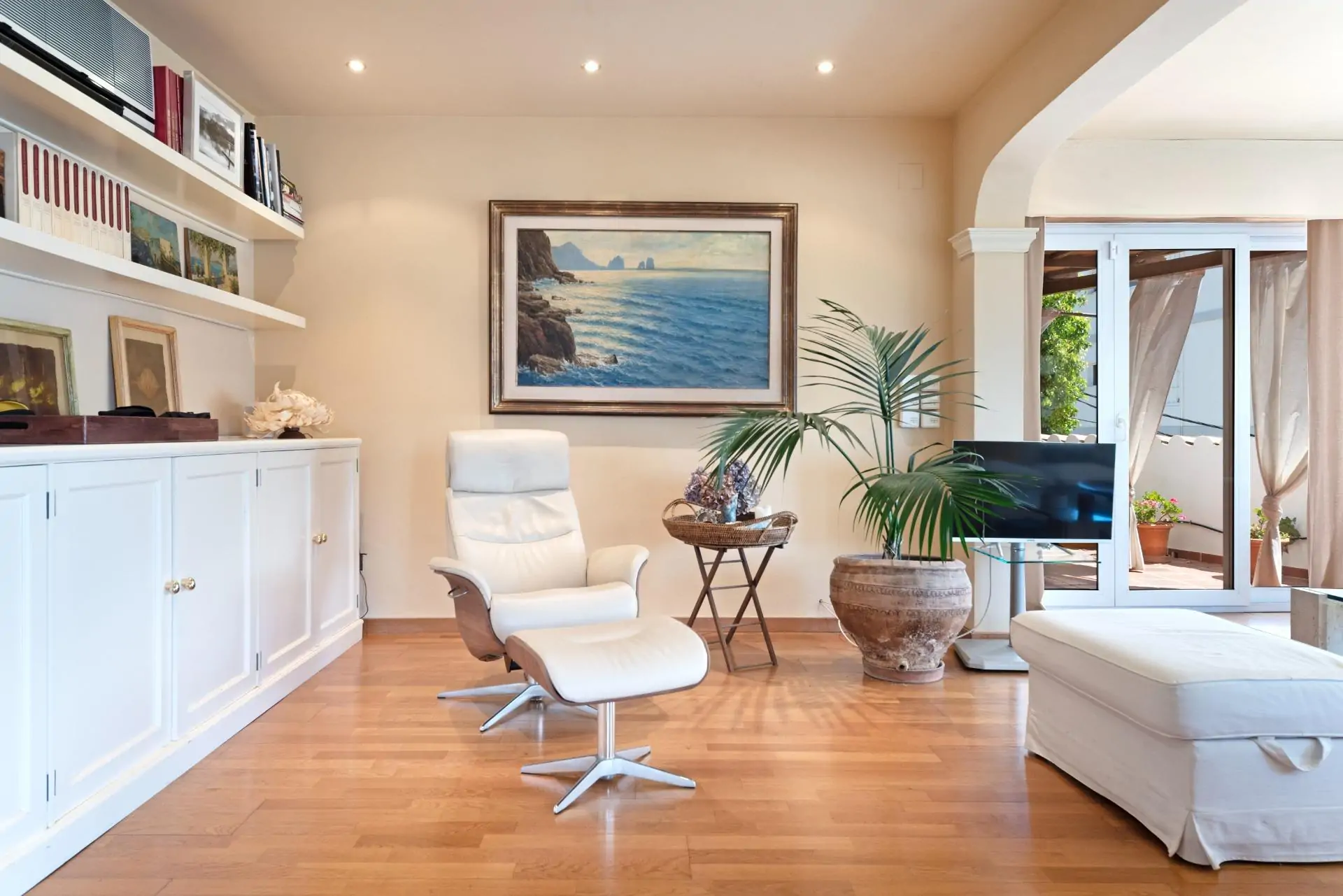 Bonita casa con vistas parciales al mar en San Agust&iacute;n con piscina y jard&iacute;n privado