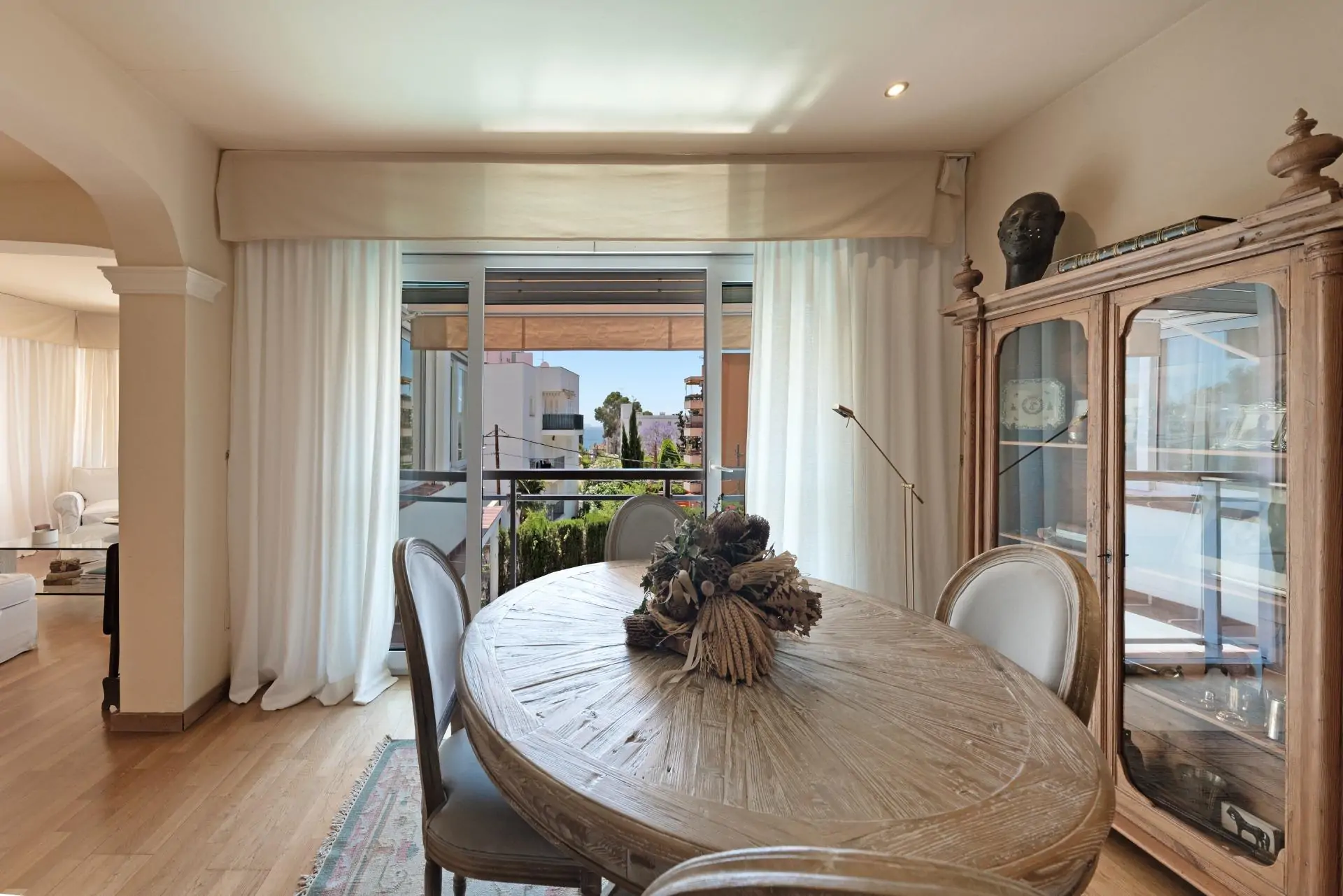 Bonita casa con vistas parciales al mar en San Agust&iacute;n con piscina y jard&iacute;n privado