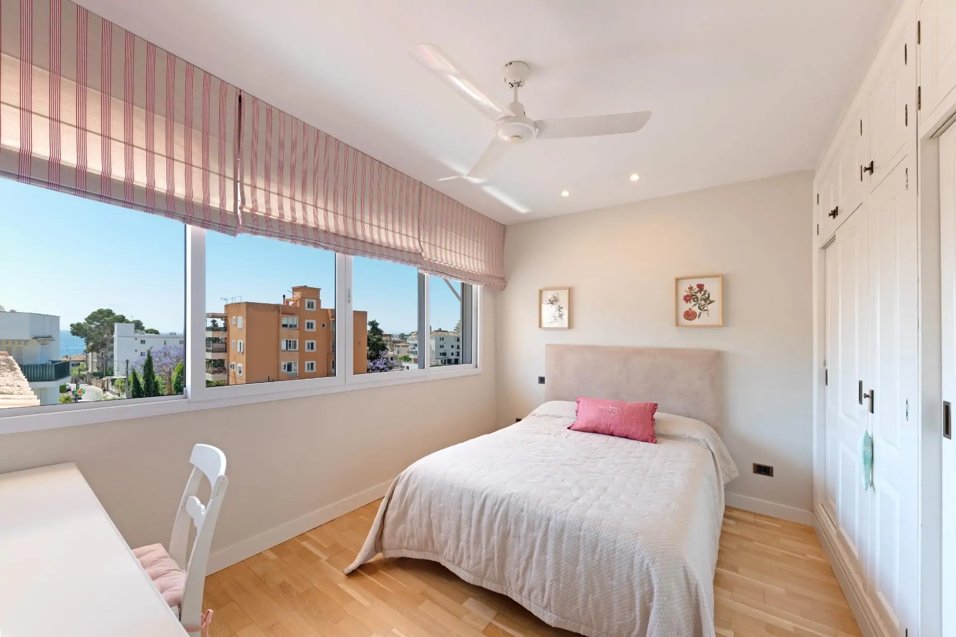 Bonita casa con vistas parciales al mar en San Agust&iacute;n con piscina y jard&iacute;n privado