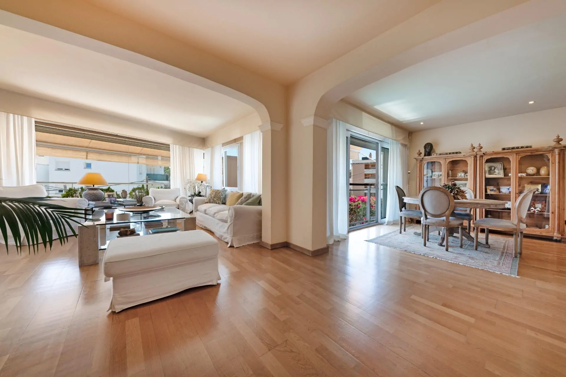 Bonita casa con vistas parciales al mar en San Agust&iacute;n con piscina y jard&iacute;n privado