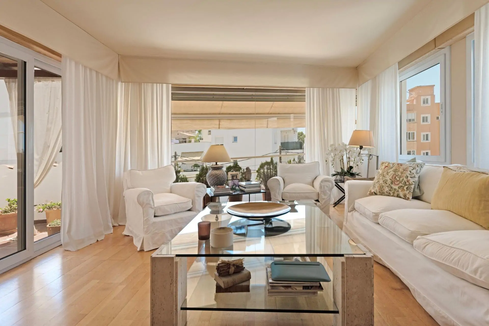 Bonita casa con vistas parciales al mar en San Agust&iacute;n con piscina y jard&iacute;n privado