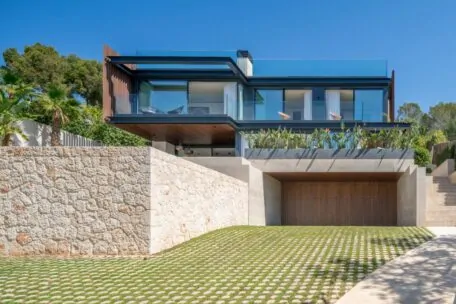 Exquisite avant-garde house with good sea views in Portals Nous.