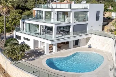 Villa Azure &ndash; Moderner Luxus mit Panoramablick auf das Meer
