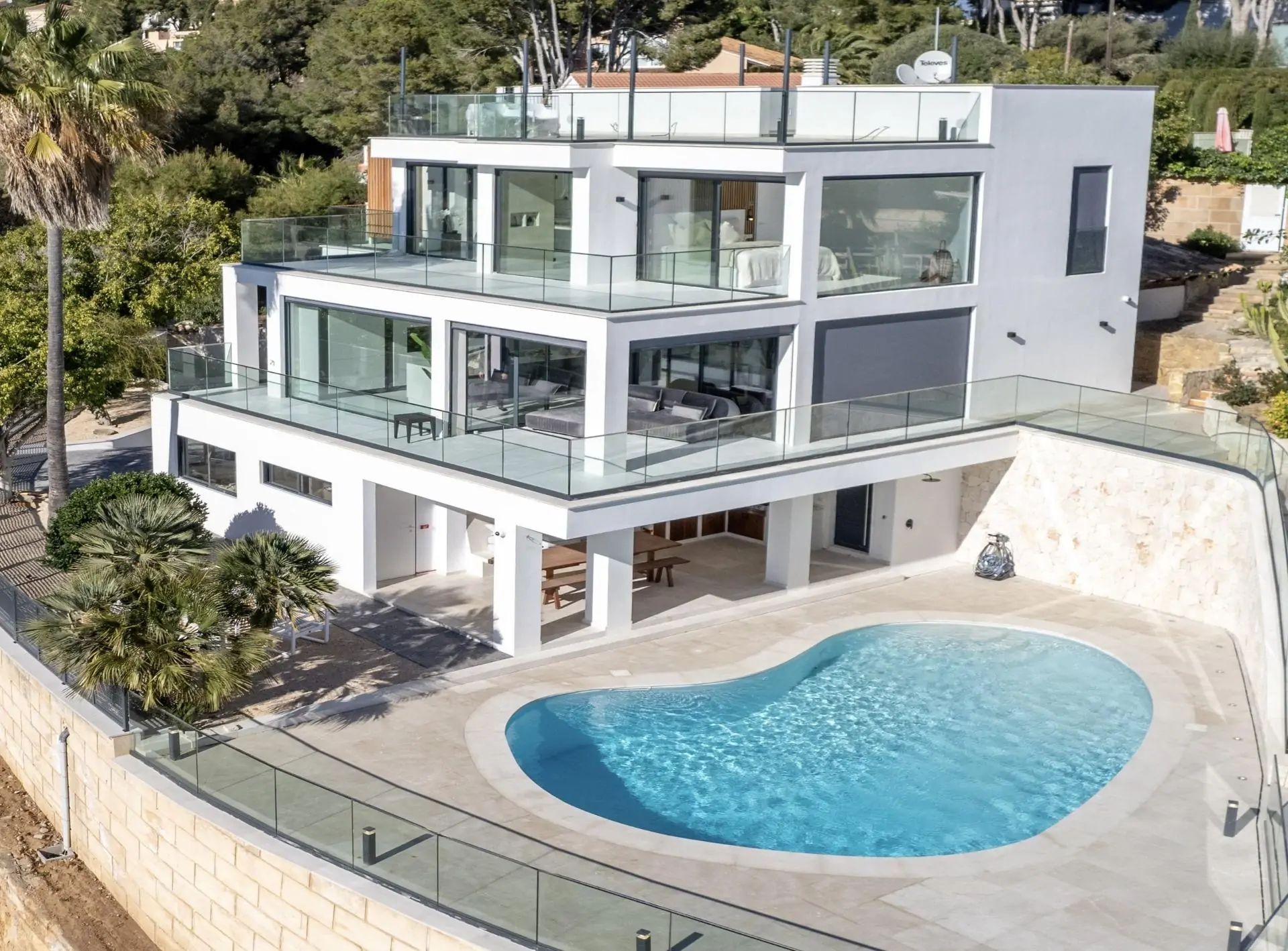 Villa Azure &ndash; Lujo moderno con vistas panor&aacute;micas al mar