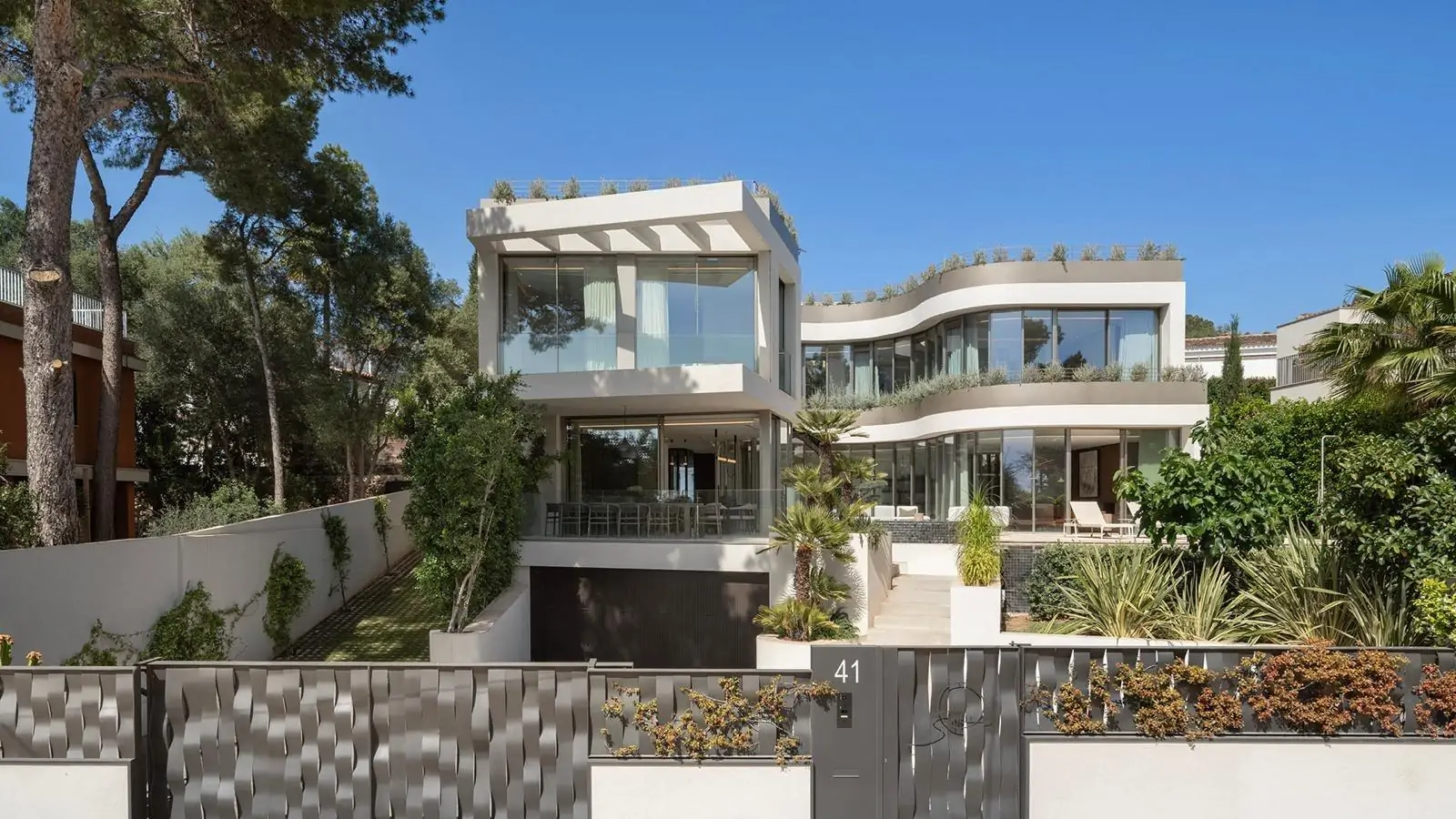 Original y moderna villa de nueva construcción con vistas parciales al mar en viejo Bendinat.