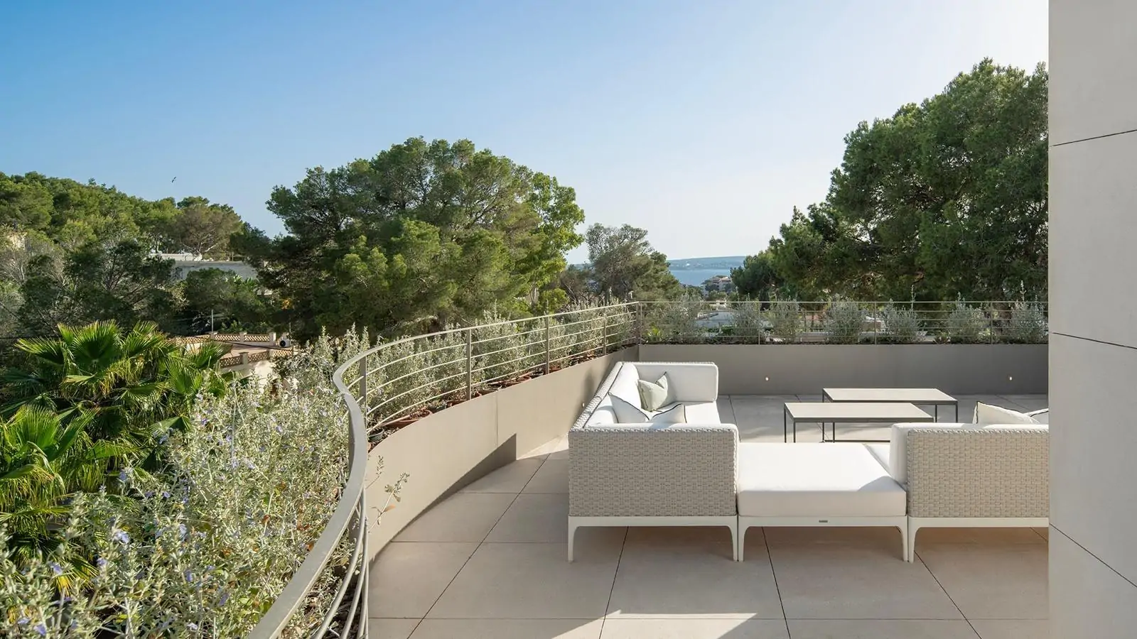 Original y moderna villa de nueva construcción con vistas parciales al mar en viejo Bendinat.