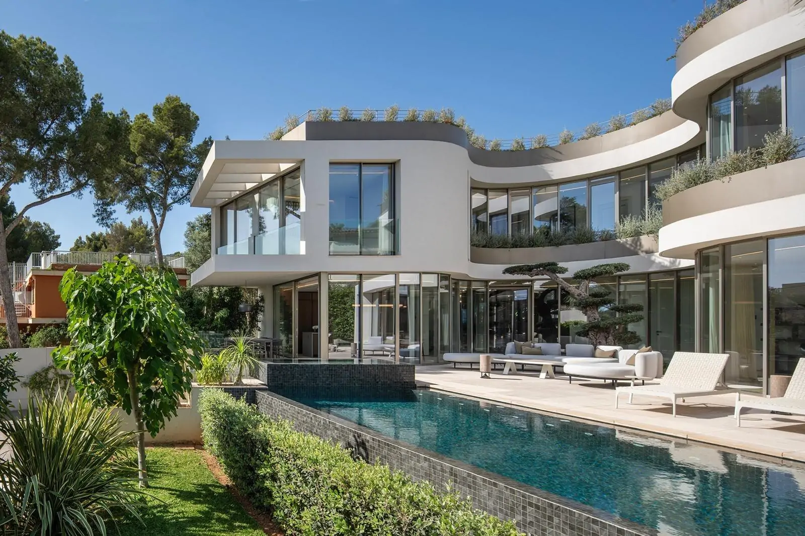 Original y moderna villa de nueva construcción con vistas parciales al mar en viejo Bendinat.