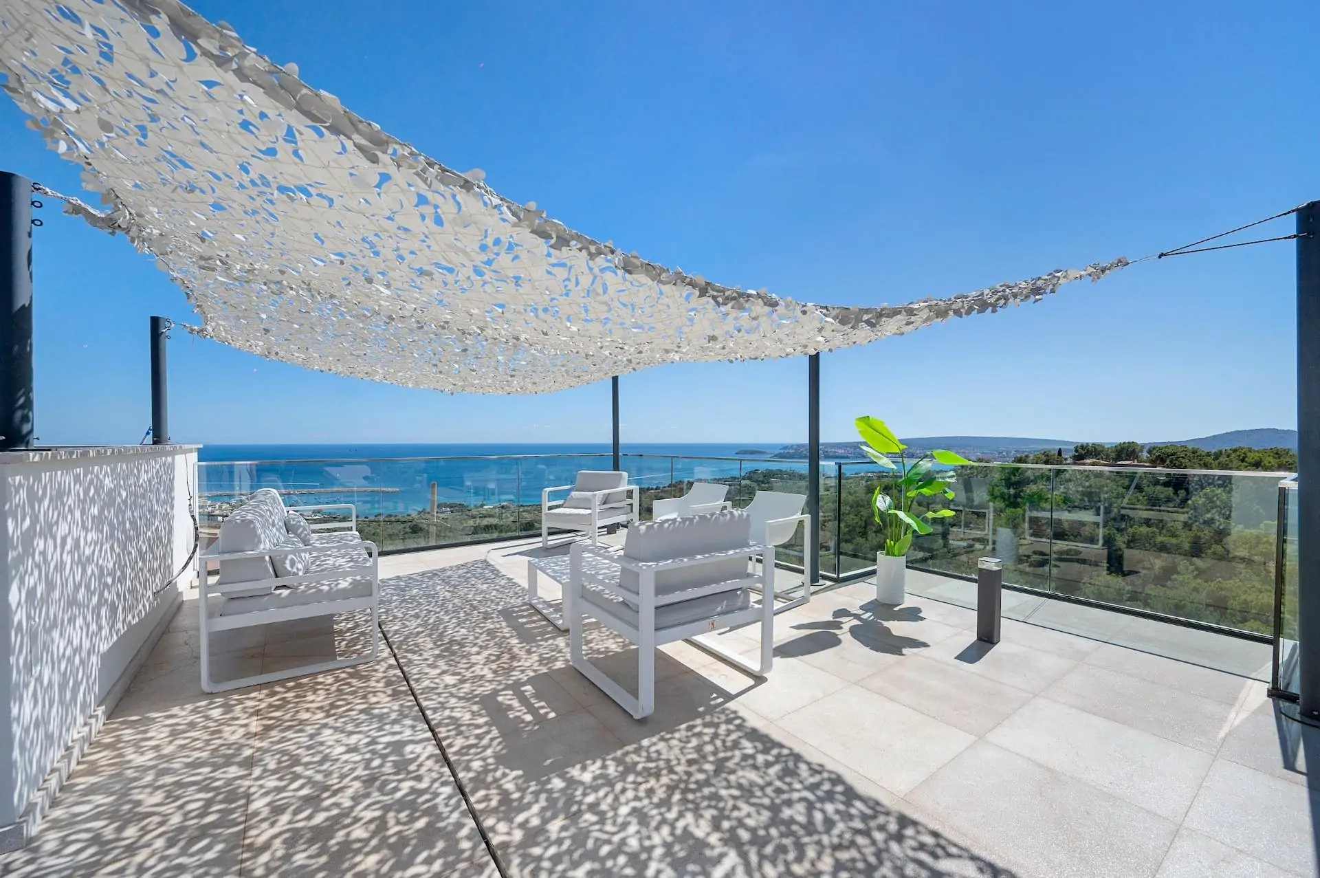 Villa Azure &ndash; Lujo moderno con vistas panor&aacute;micas al mar
