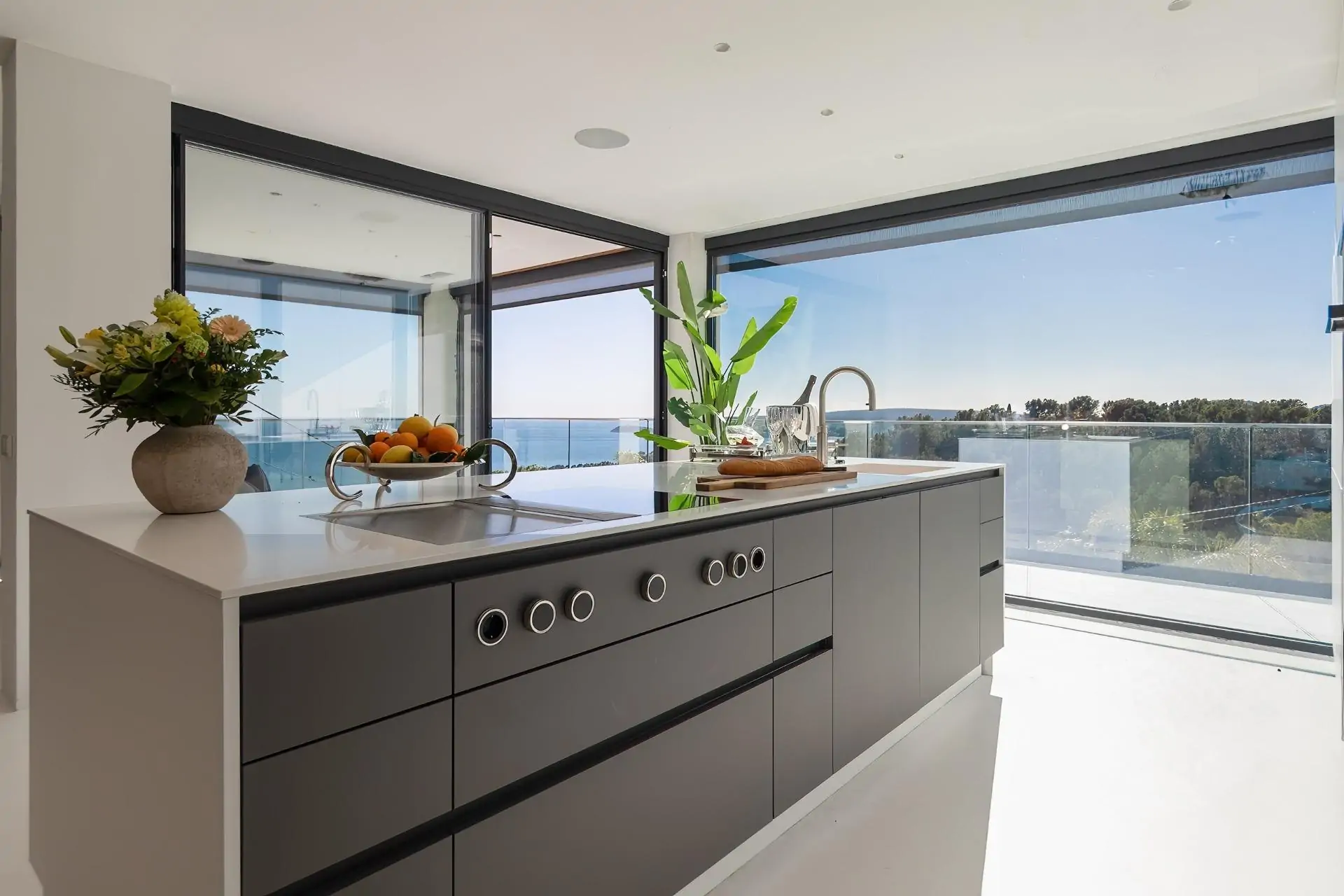 Villa Azure &ndash; Lujo moderno con vistas panor&aacute;micas al mar