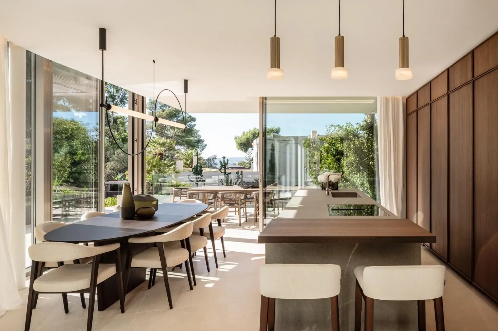 Original y moderna villa de nueva construcción con vistas parciales al mar en viejo Bendinat.