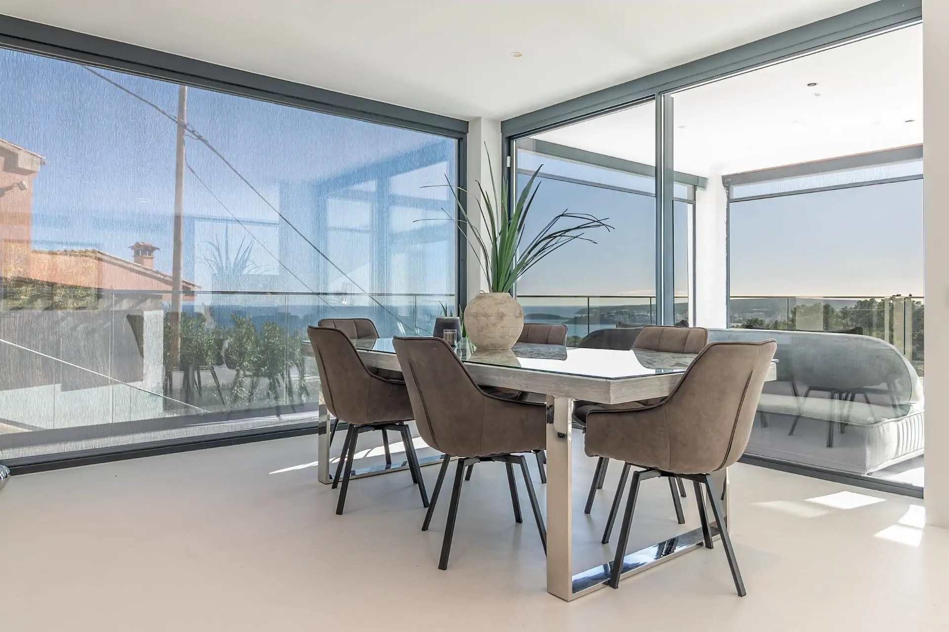 Villa Azure &ndash; Lujo moderno con vistas panor&aacute;micas al mar