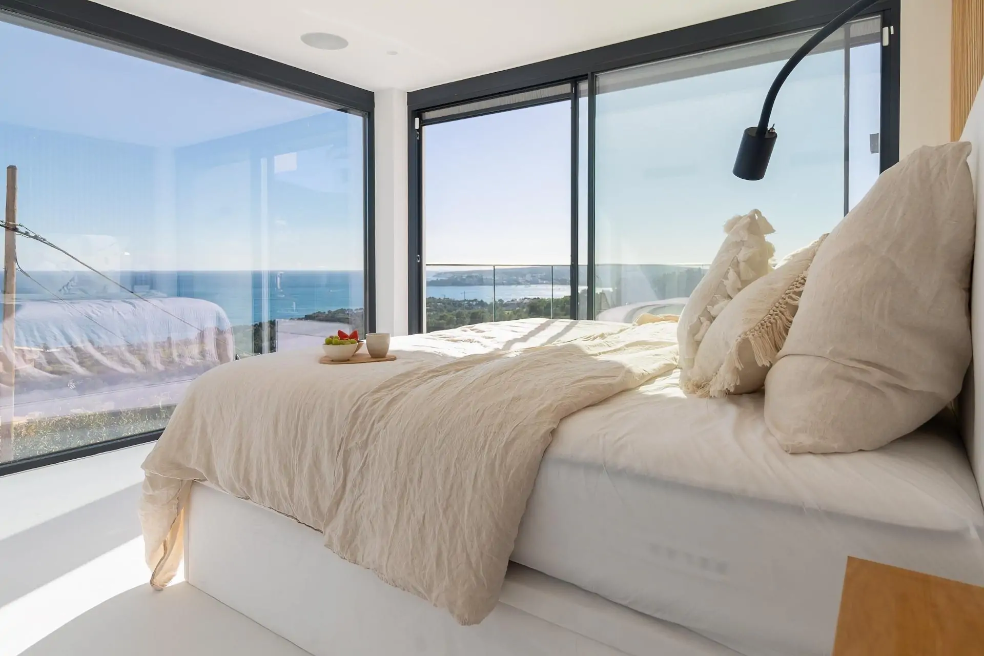 Villa Azure &ndash; Lujo moderno con vistas panor&aacute;micas al mar
