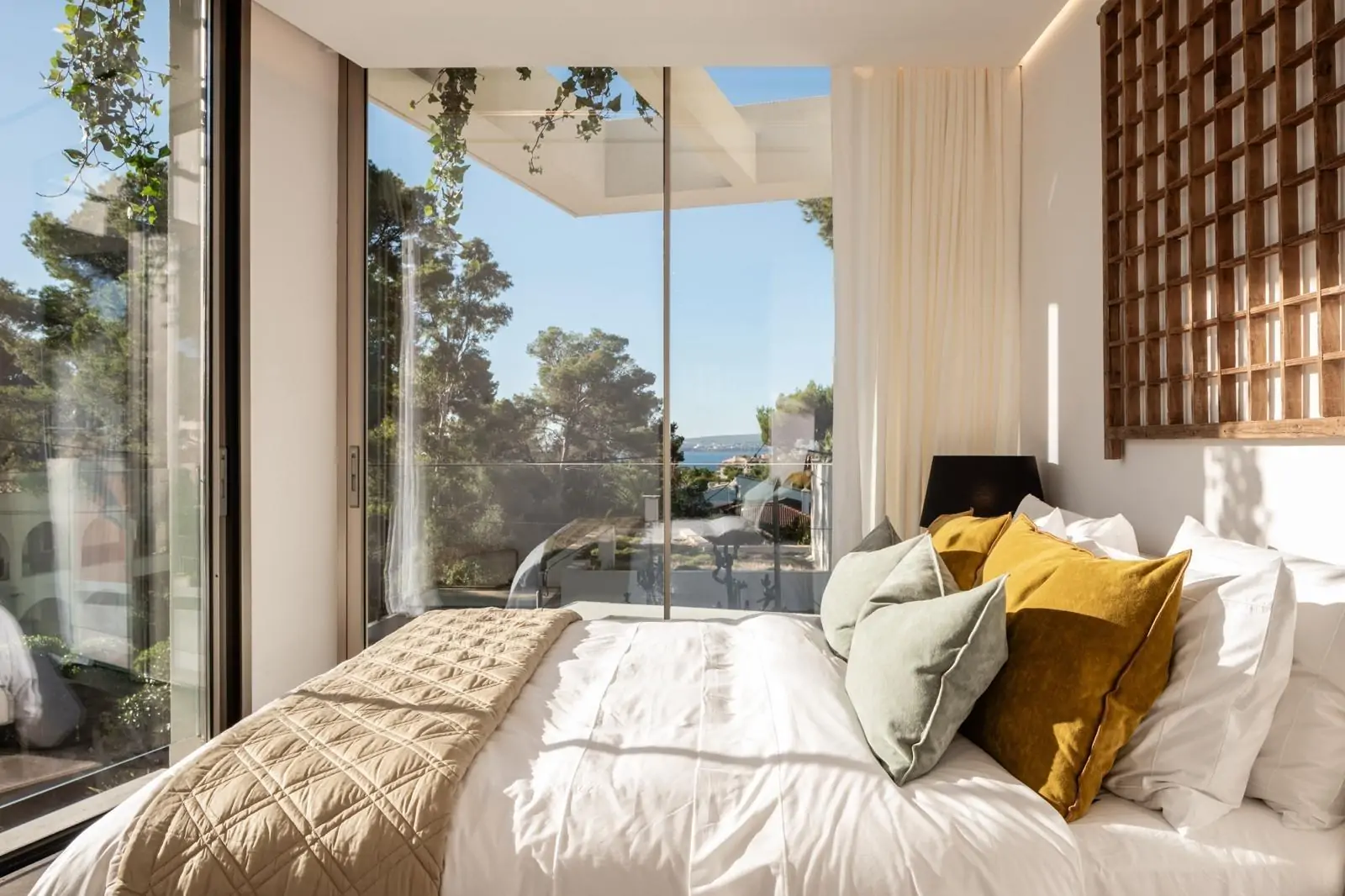 Original y moderna villa de nueva construcción con vistas parciales al mar en viejo Bendinat.