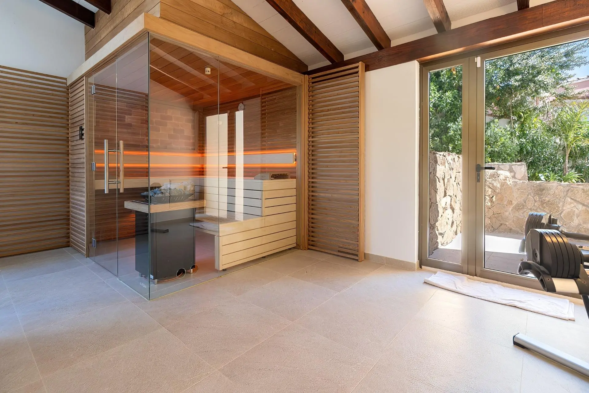 Villa Azure &ndash; Lujo moderno con vistas panor&aacute;micas al mar