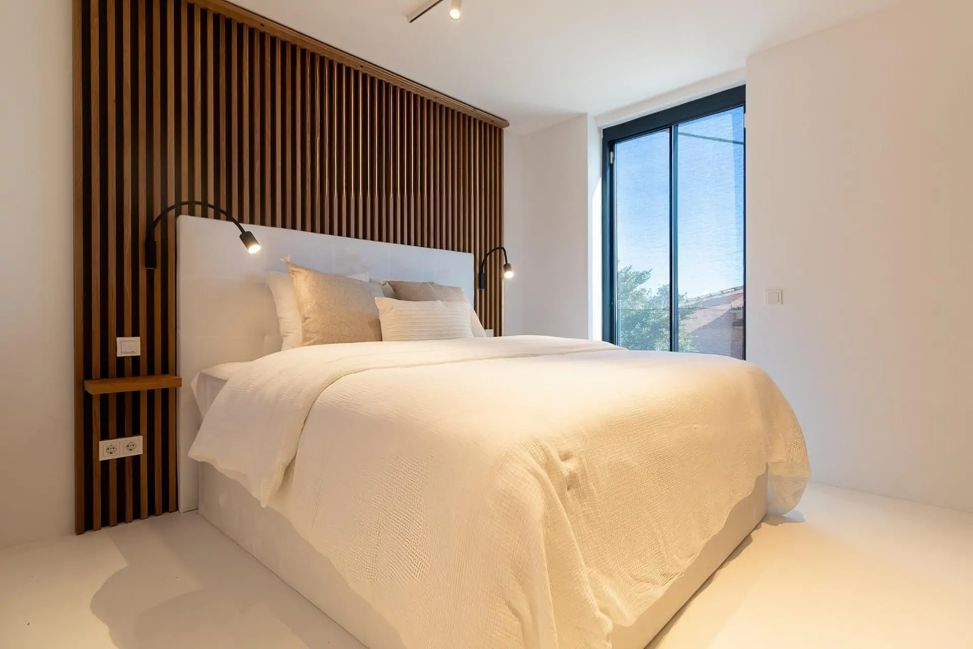 Villa Azure &ndash; Lujo moderno con vistas panor&aacute;micas al mar