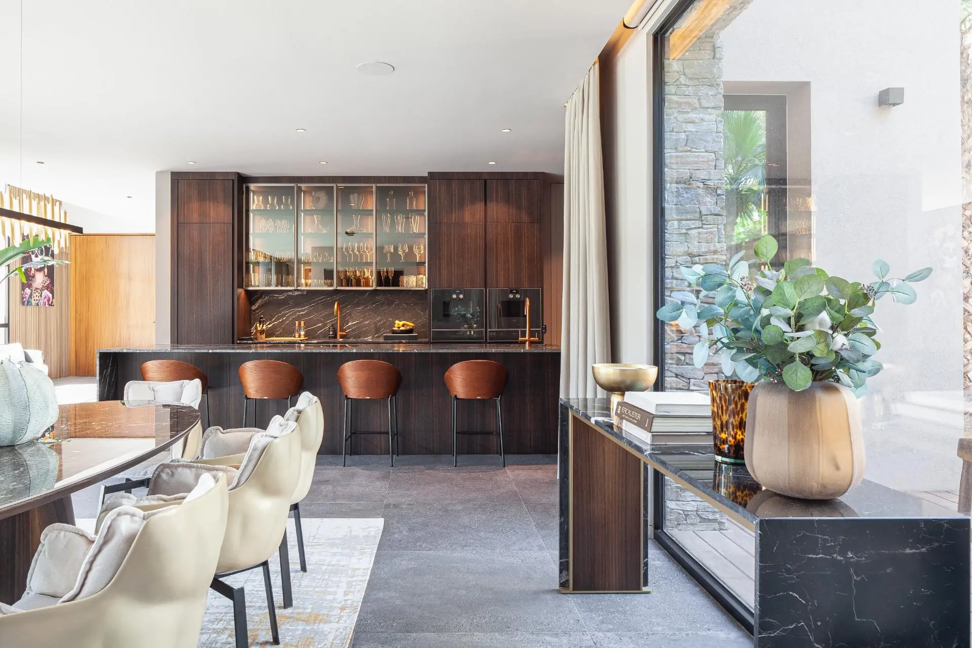 Villa de lujo contempor&aacute;nea con piscina, spa y dom&oacute;tica