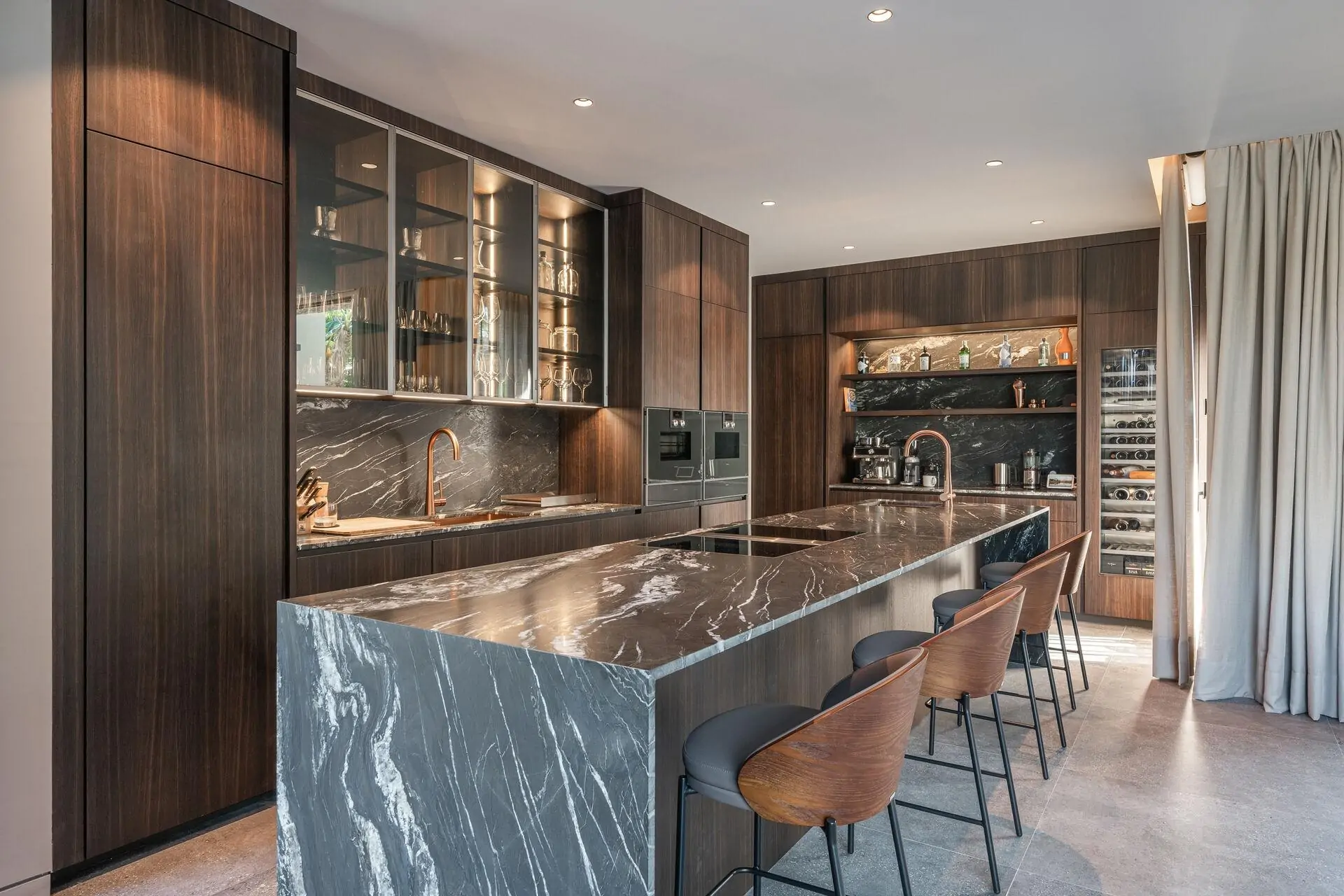 Villa de lujo contempor&aacute;nea con piscina, spa y dom&oacute;tica