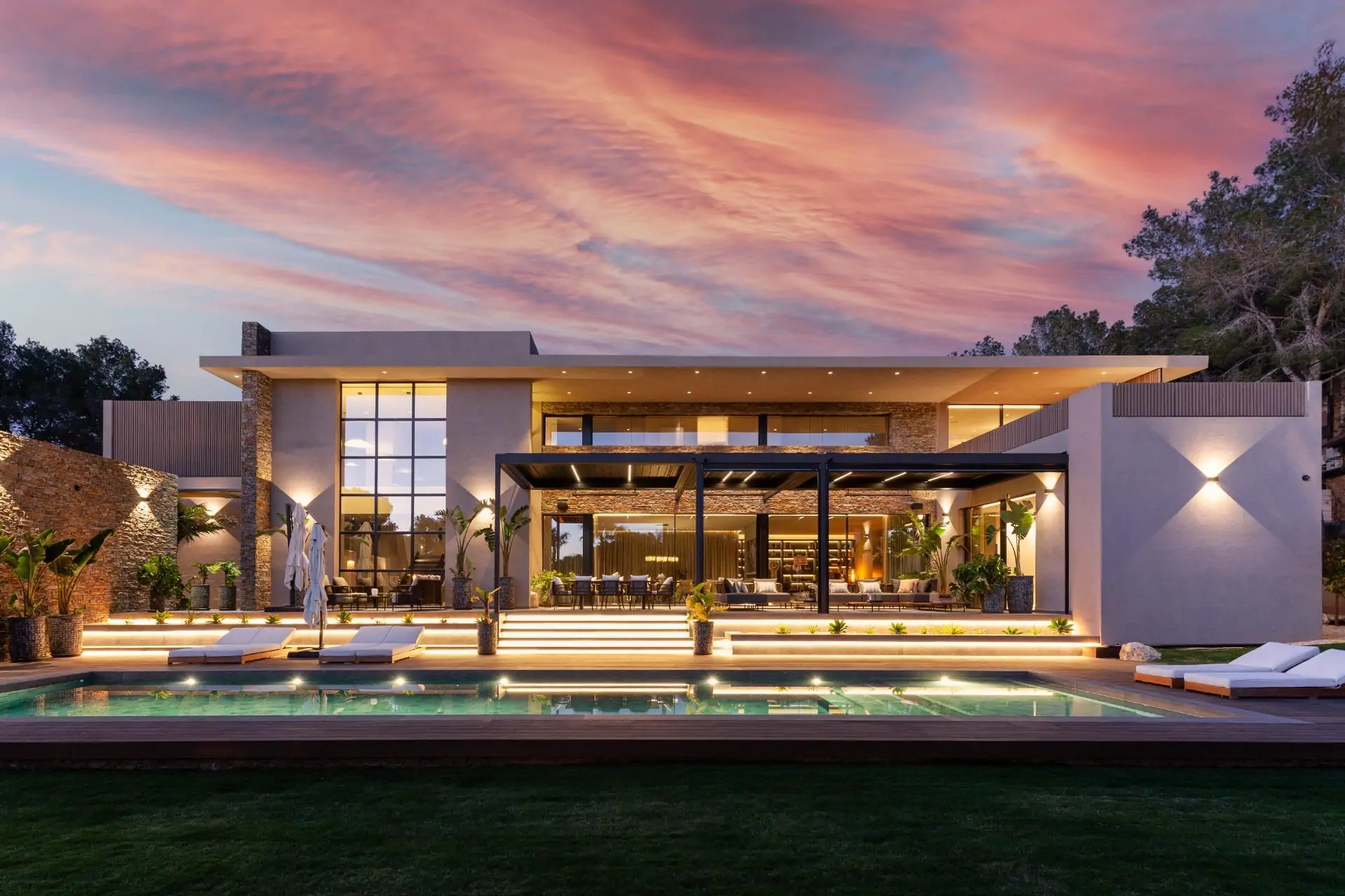 Villa de lujo contempor&aacute;nea con piscina, spa y dom&oacute;tica