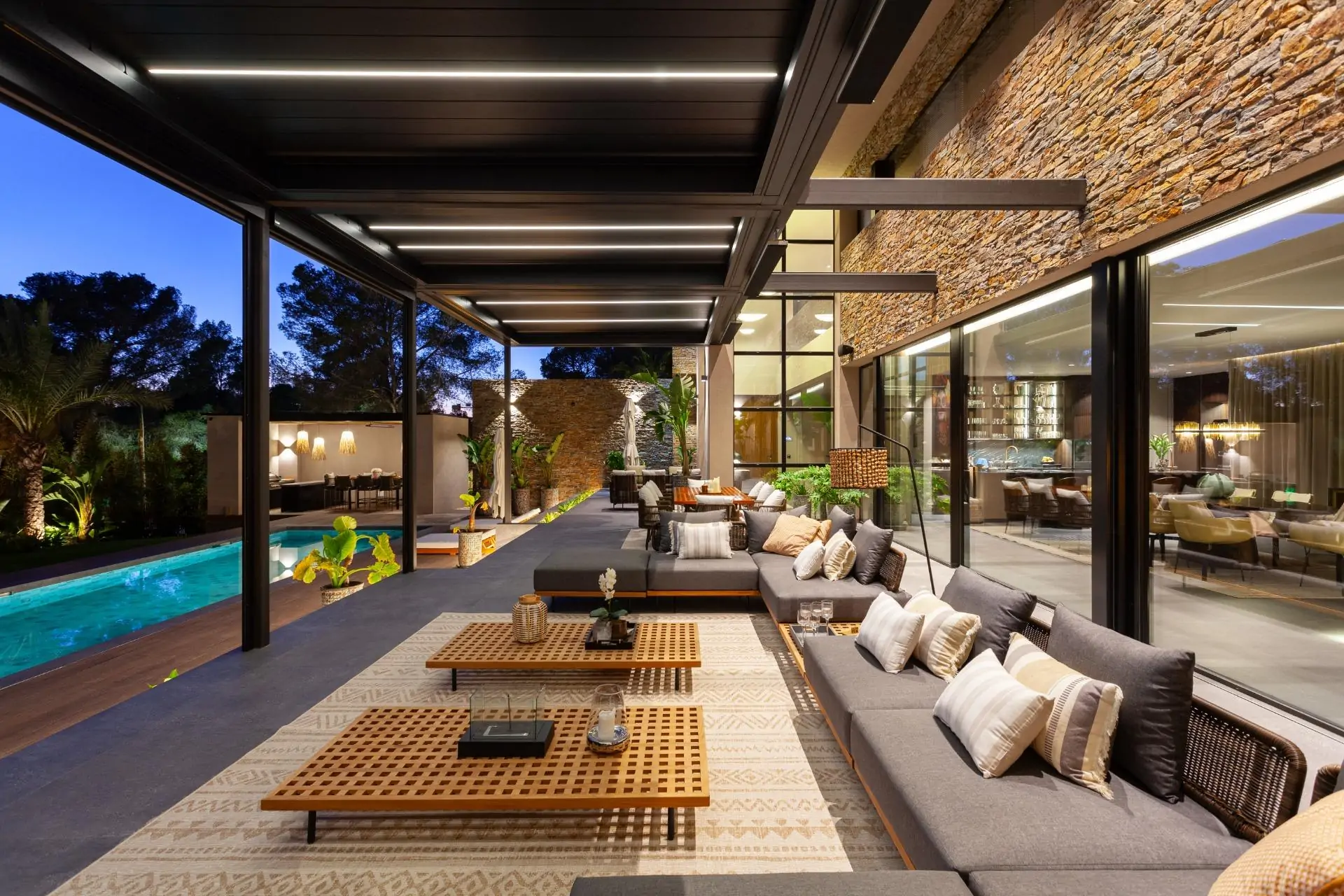Villa de lujo contempor&aacute;nea con piscina, spa y dom&oacute;tica