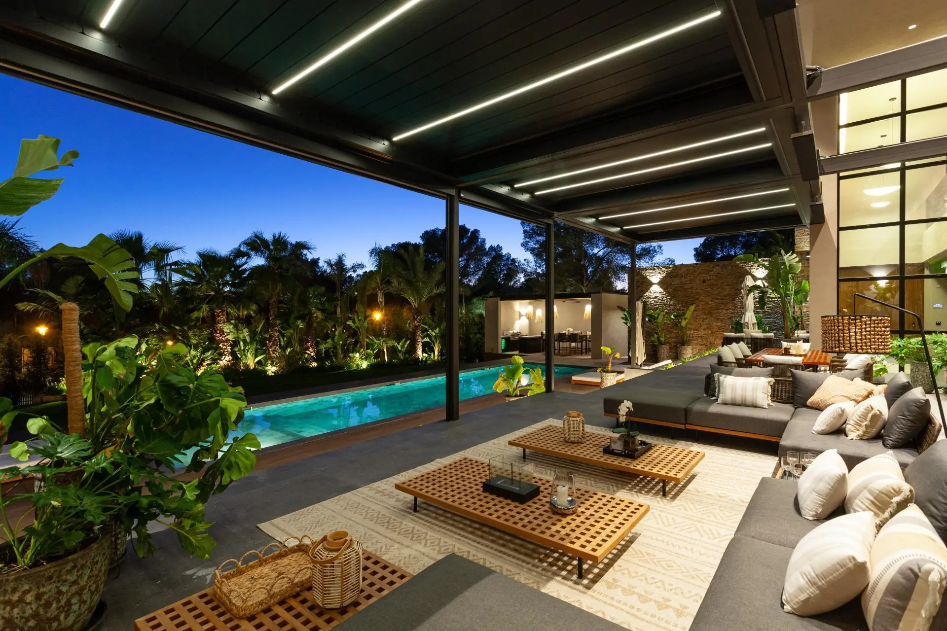 Villa de lujo contempor&aacute;nea con piscina, spa y dom&oacute;tica