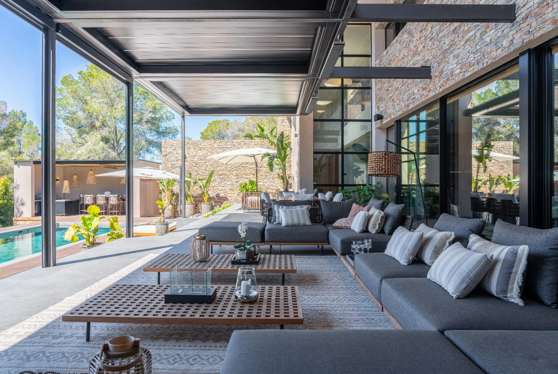 Villa de lujo contempor&aacute;nea con piscina, spa y dom&oacute;tica