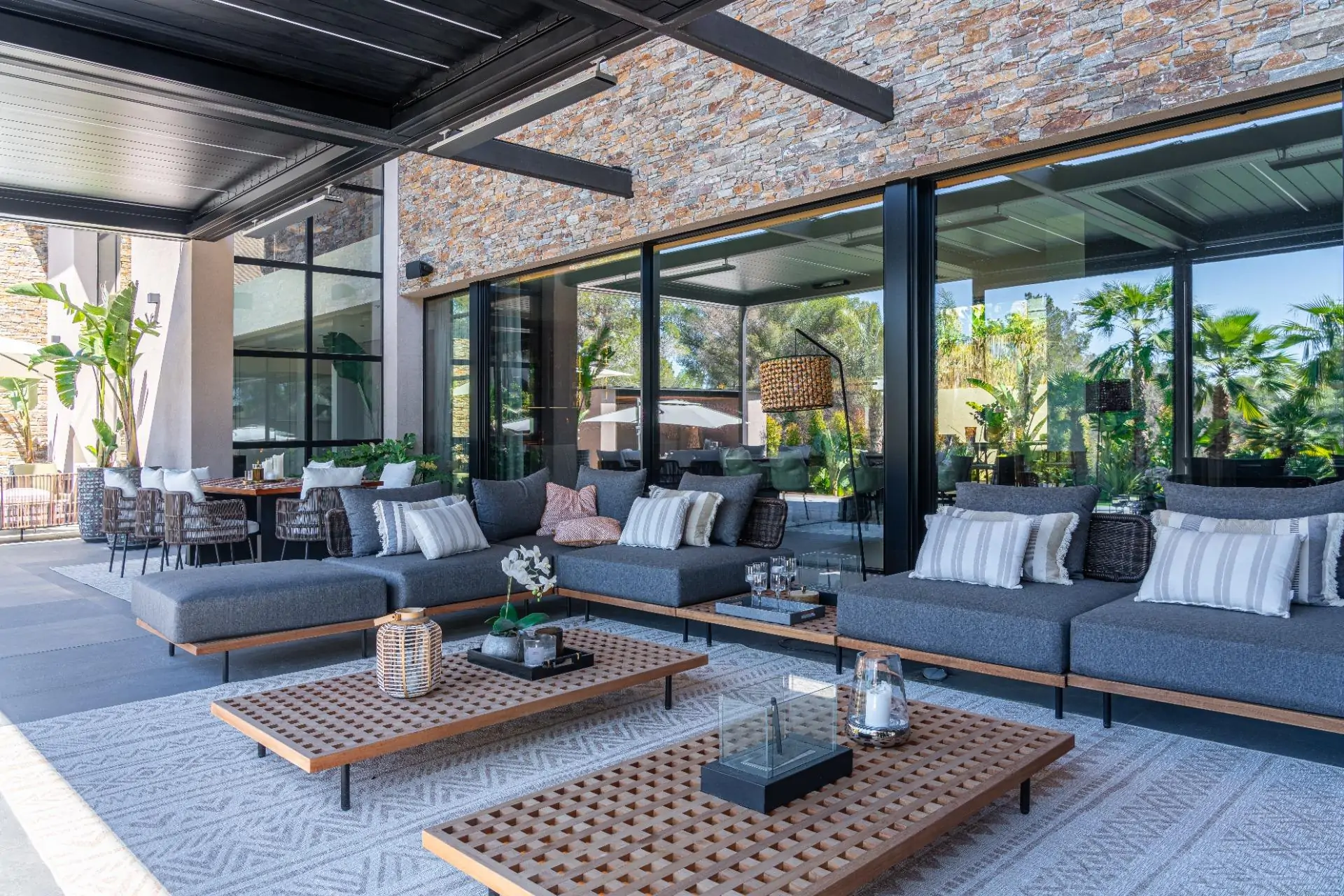 Villa de lujo contempor&aacute;nea con piscina, spa y dom&oacute;tica