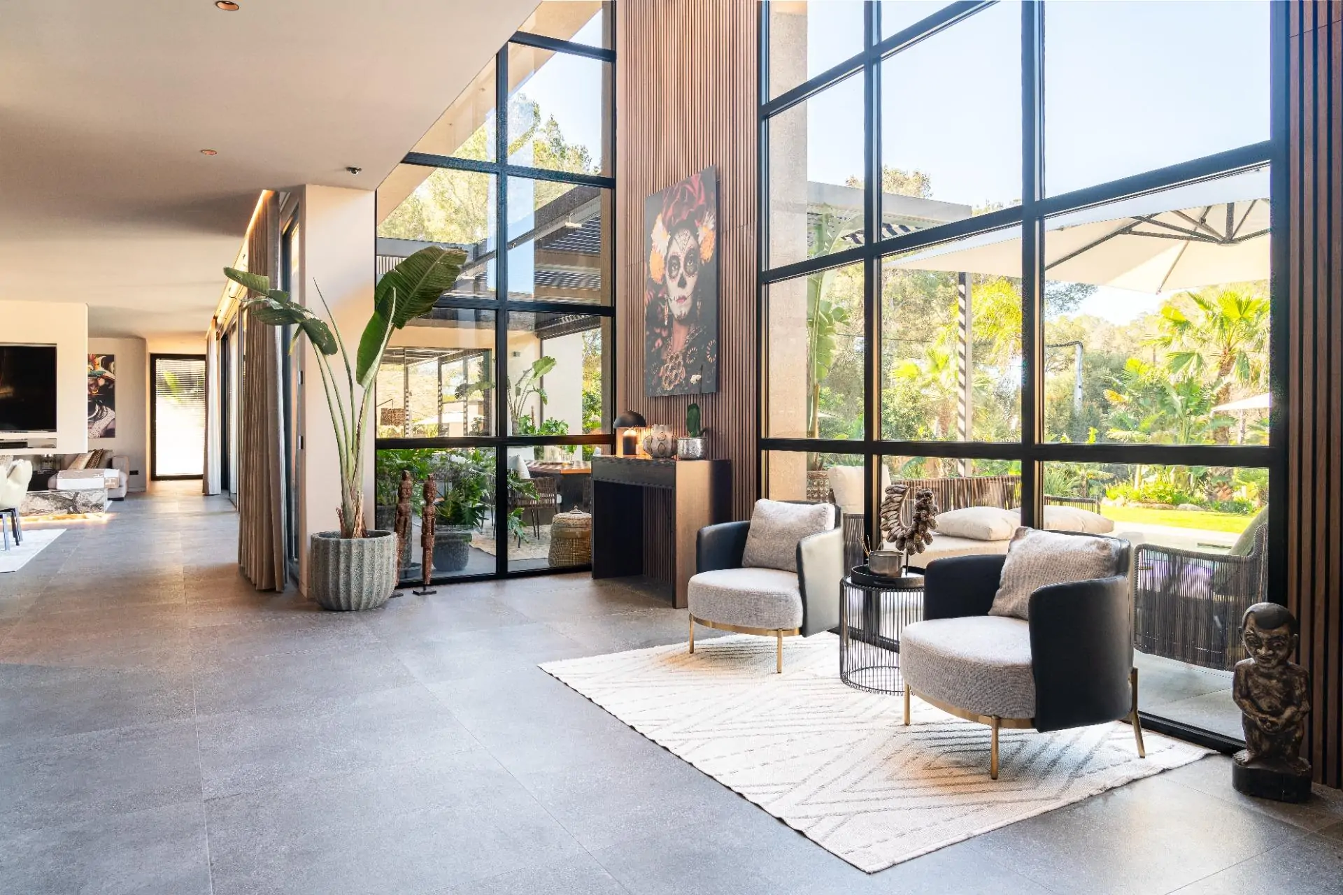 Villa de lujo contempor&aacute;nea con piscina, spa y dom&oacute;tica