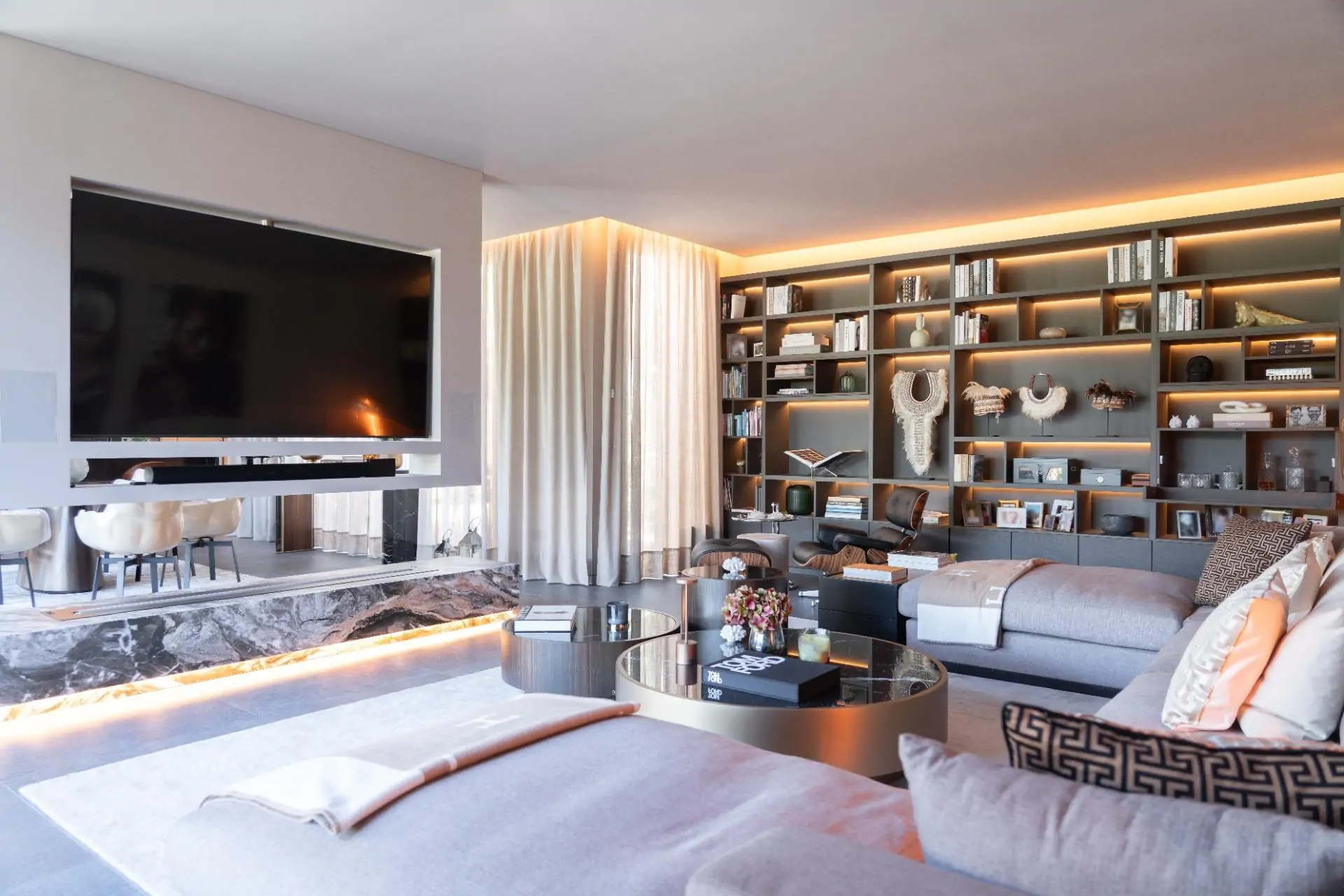 Villa de lujo contempor&aacute;nea con piscina, spa y dom&oacute;tica