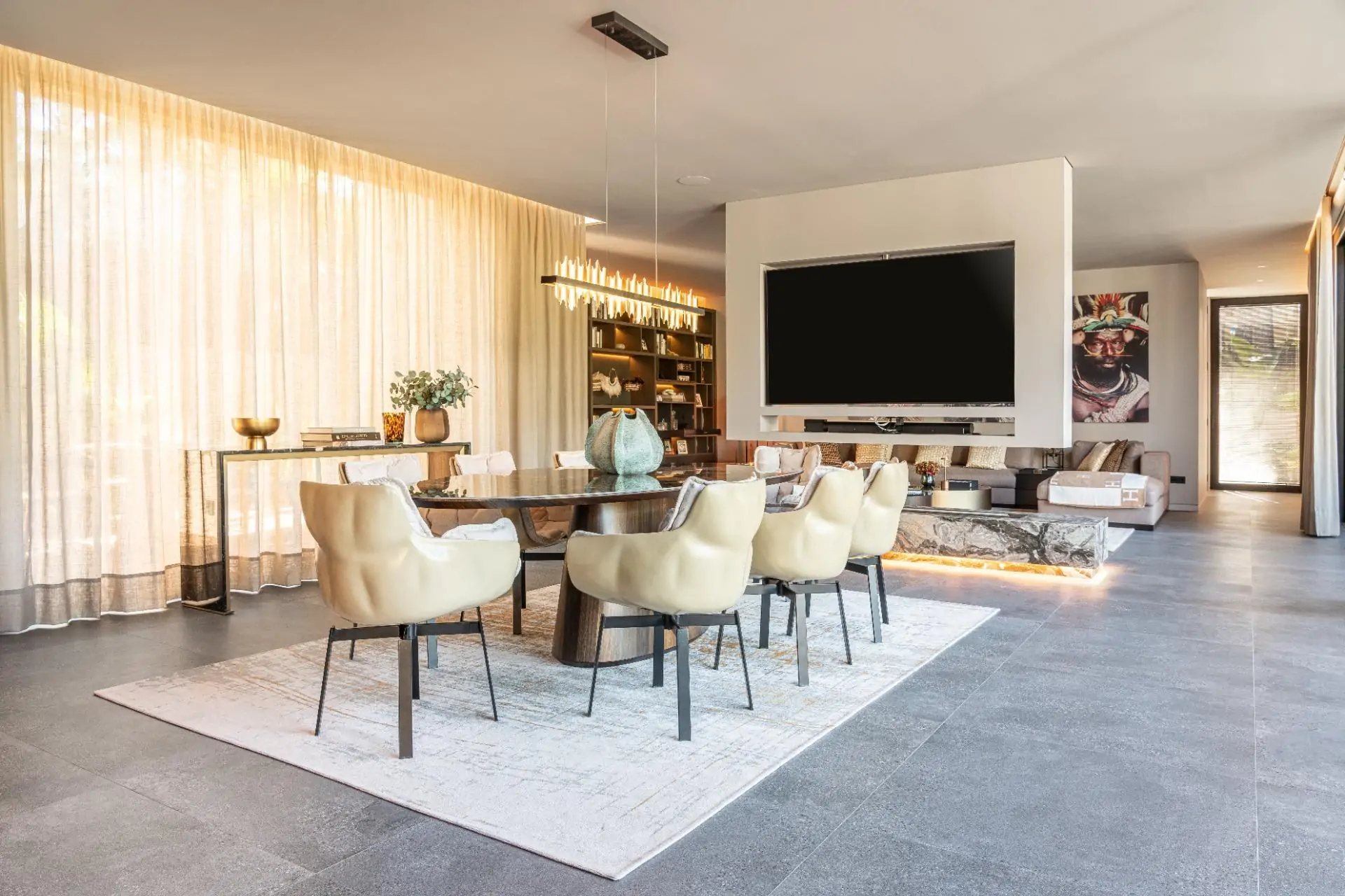 Villa de lujo contempor&aacute;nea con piscina, spa y dom&oacute;tica