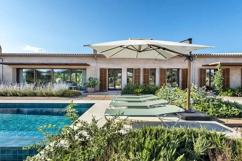 Moderna finca de una planta con vistas abiertas, piscina y proyecto de ampliaci&oacute;n en entorno natural