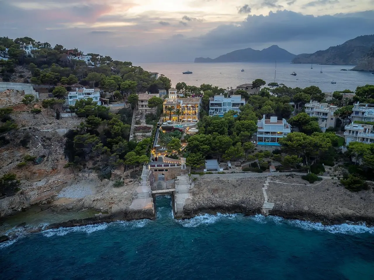 Propiedad &uacute;nica con acceso directo al mar en una de las zonas m&aacute;s exclusivas de Mallorca