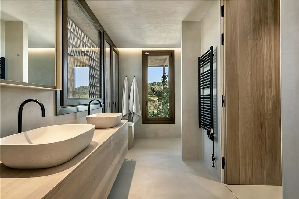 Moderna finca de una planta con vistas abiertas, piscina y proyecto de ampliaci&oacute;n en entorno natural