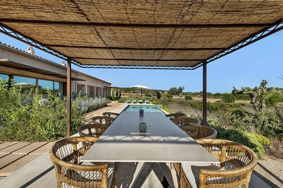 Moderna finca de una planta con vistas abiertas, piscina y proyecto de ampliaci&oacute;n en entorno natural