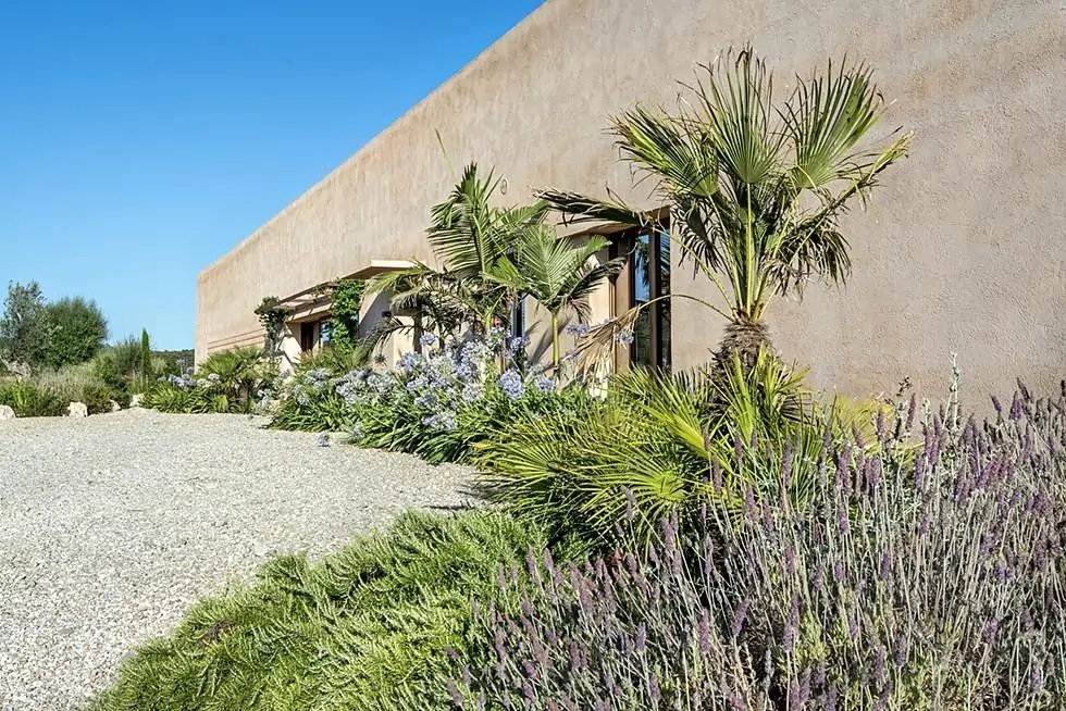 Moderna finca de una planta con vistas abiertas, piscina y proyecto de ampliaci&oacute;n en entorno natural