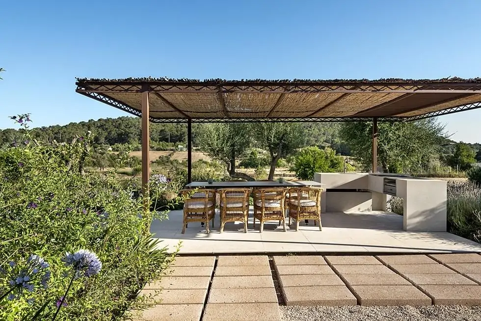 Moderna finca de una planta con vistas abiertas, piscina y proyecto de ampliaci&oacute;n en entorno natural