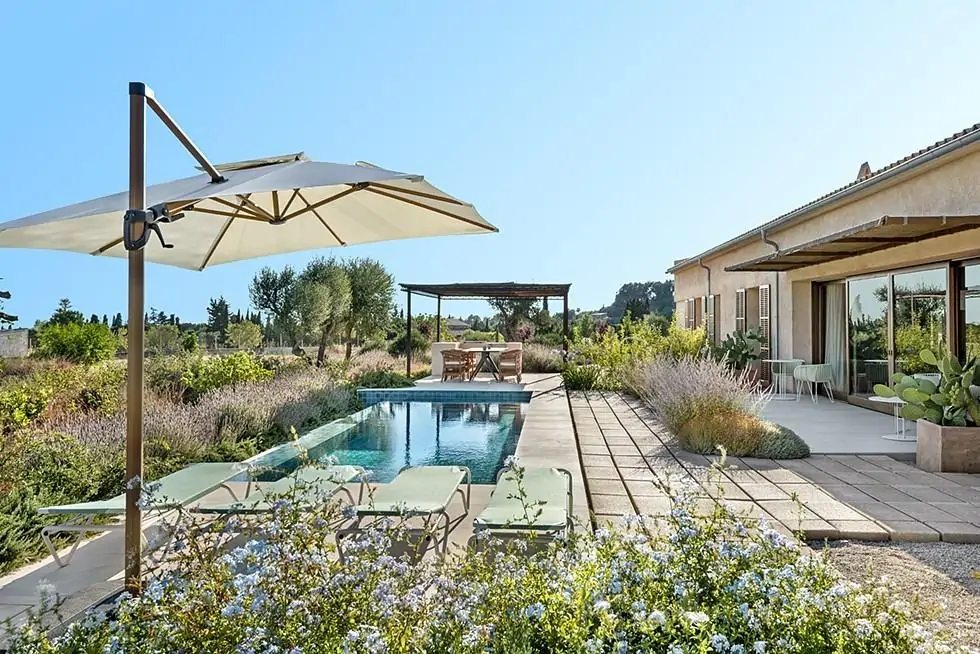 Moderna finca de una planta con vistas abiertas, piscina y proyecto de ampliaci&oacute;n en entorno natural