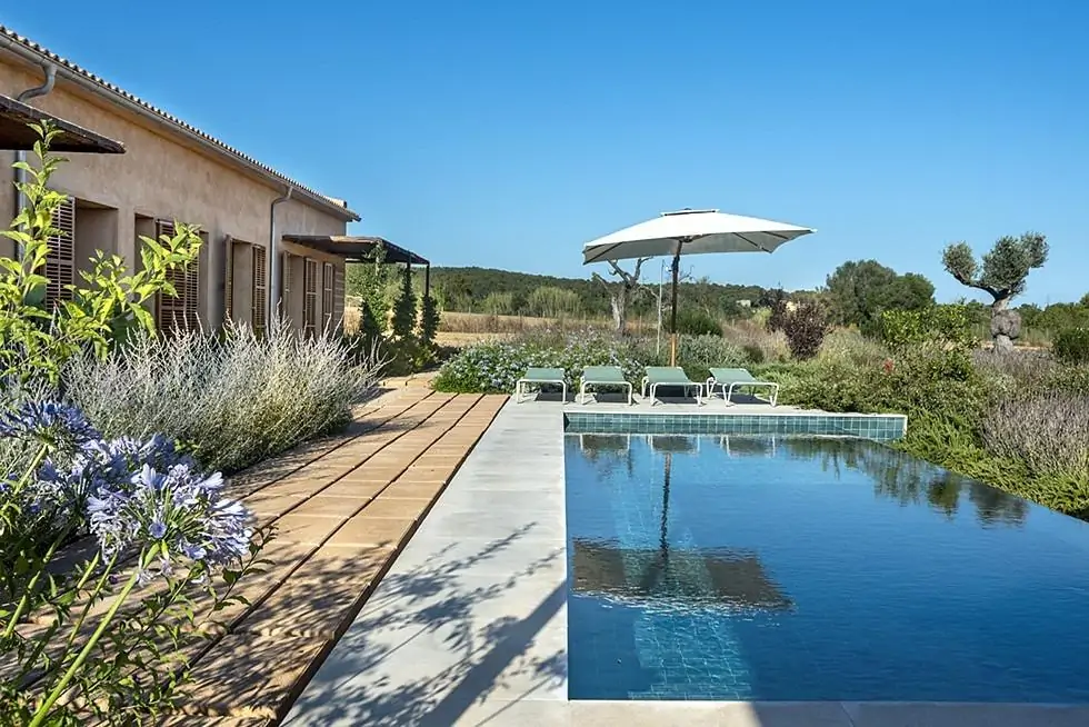 Moderna finca de una planta con vistas abiertas, piscina y proyecto de ampliaci&oacute;n en entorno natural
