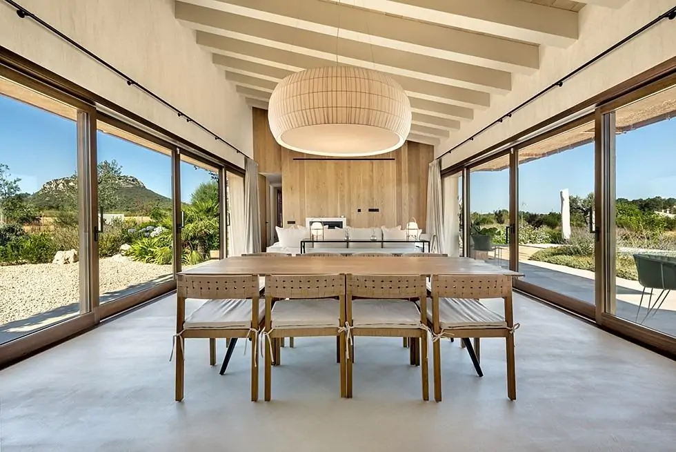 Moderna finca de una planta con vistas abiertas, piscina y proyecto de ampliaci&oacute;n en entorno natural