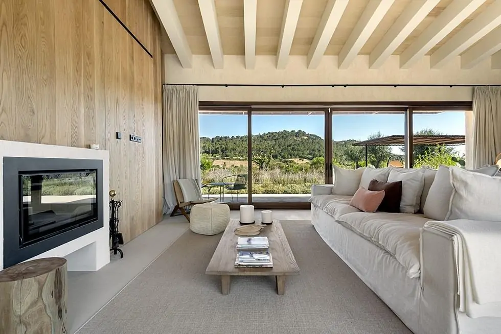 Moderna finca de una planta con vistas abiertas, piscina y proyecto de ampliaci&oacute;n en entorno natural
