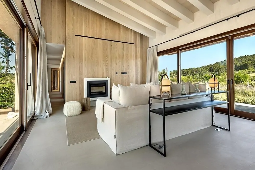 Moderna finca de una planta con vistas abiertas, piscina y proyecto de ampliaci&oacute;n en entorno natural