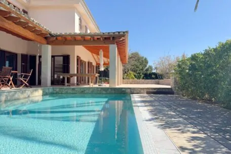 Fantastic villa in the heart of Old Bendinat with sea views.