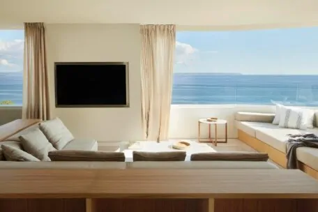 Spectacular, exclusive beachfront apartment with direct access to the sea in Illetas.