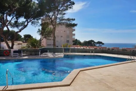 Exclusive renovated apartment in Peguera with terrace and direct access to the beach