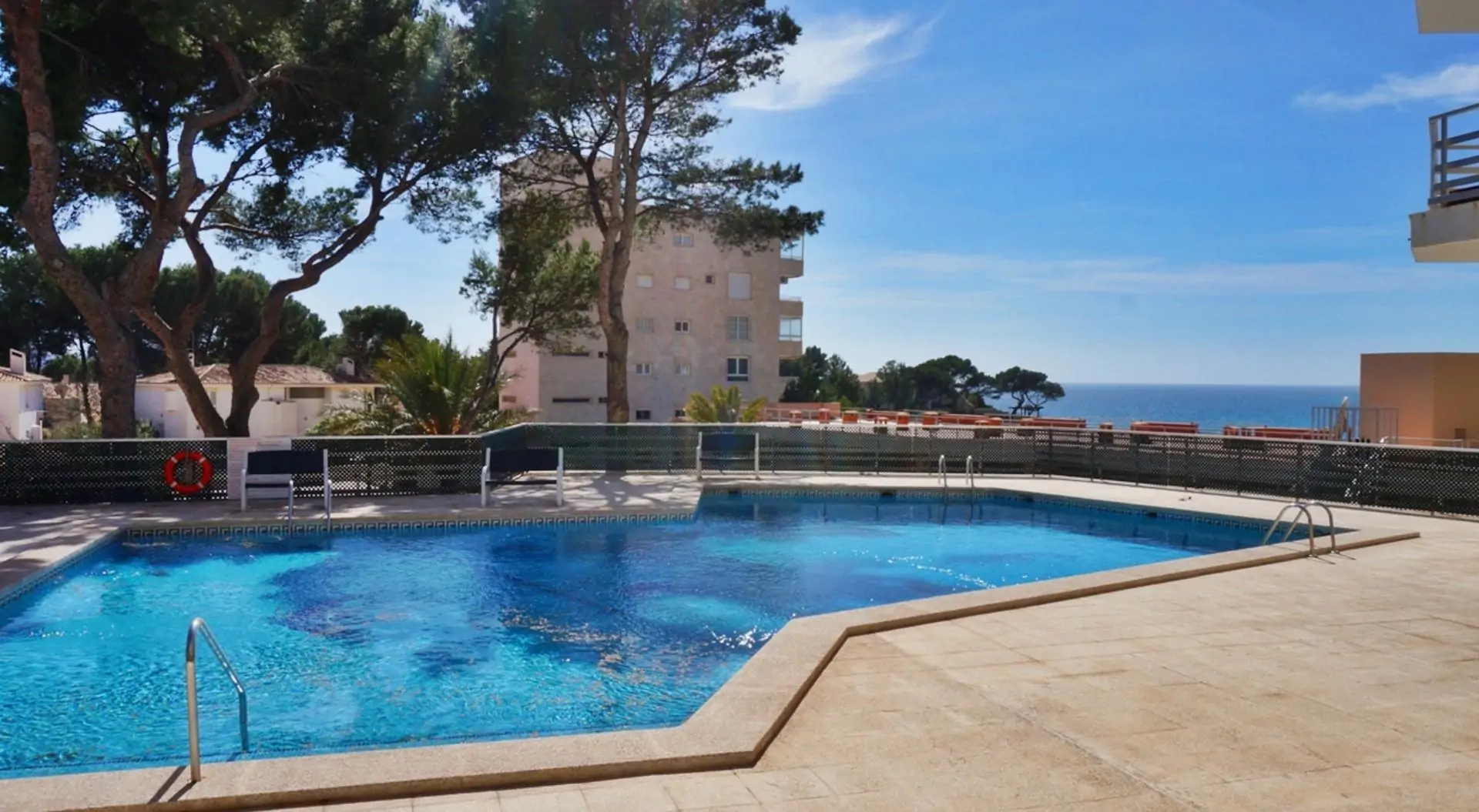 Exclusivo piso reformado en Peguera con terraza y acceso directo a la playa