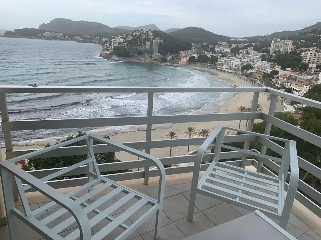 Exclusivo piso reformado en Peguera con terraza y acceso directo a la playa