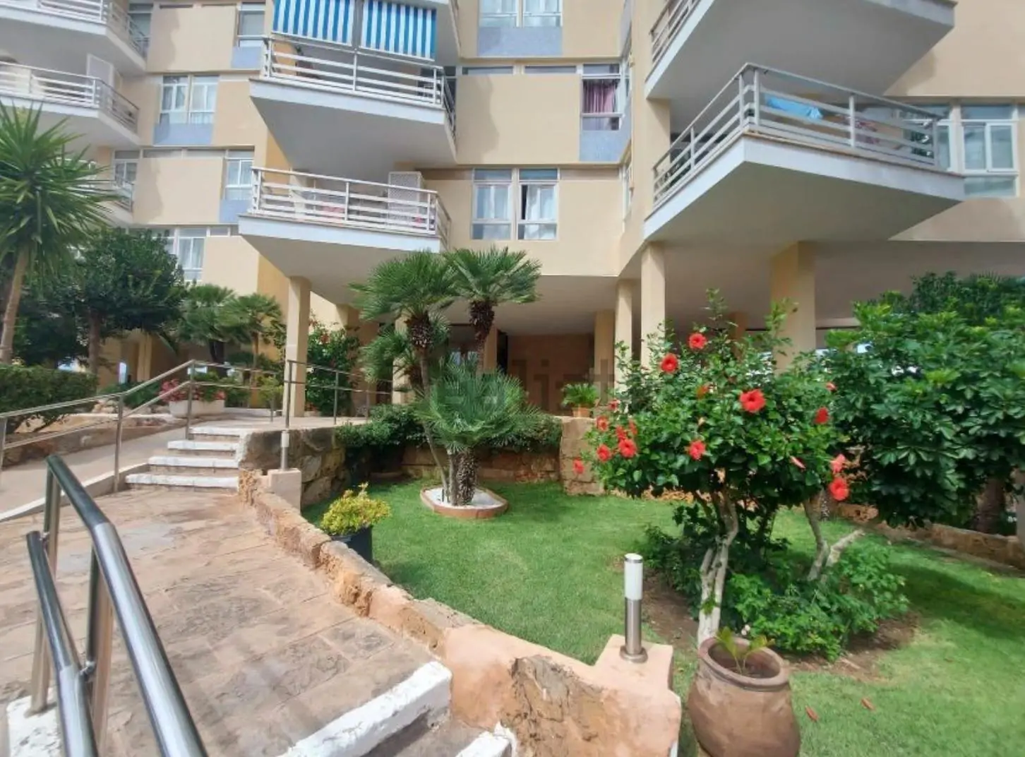 Exclusivo piso reformado en Peguera con terraza y acceso directo a la playa