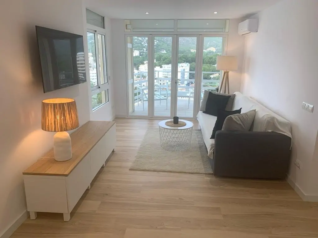 Exclusivo piso reformado en Peguera con terraza y acceso directo a la playa