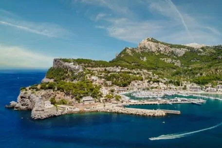 Beautiful modern villa with stunning views of the Port of S&oacute;ller in an idyllic setting.