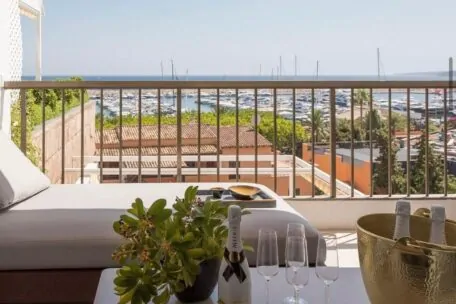 Renovated apartment in Puerto Portals with partial sea views.